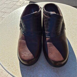 Easy Street Comfort Wave Brown Clog Mules Faux Croc Embossed Accent Slip-On